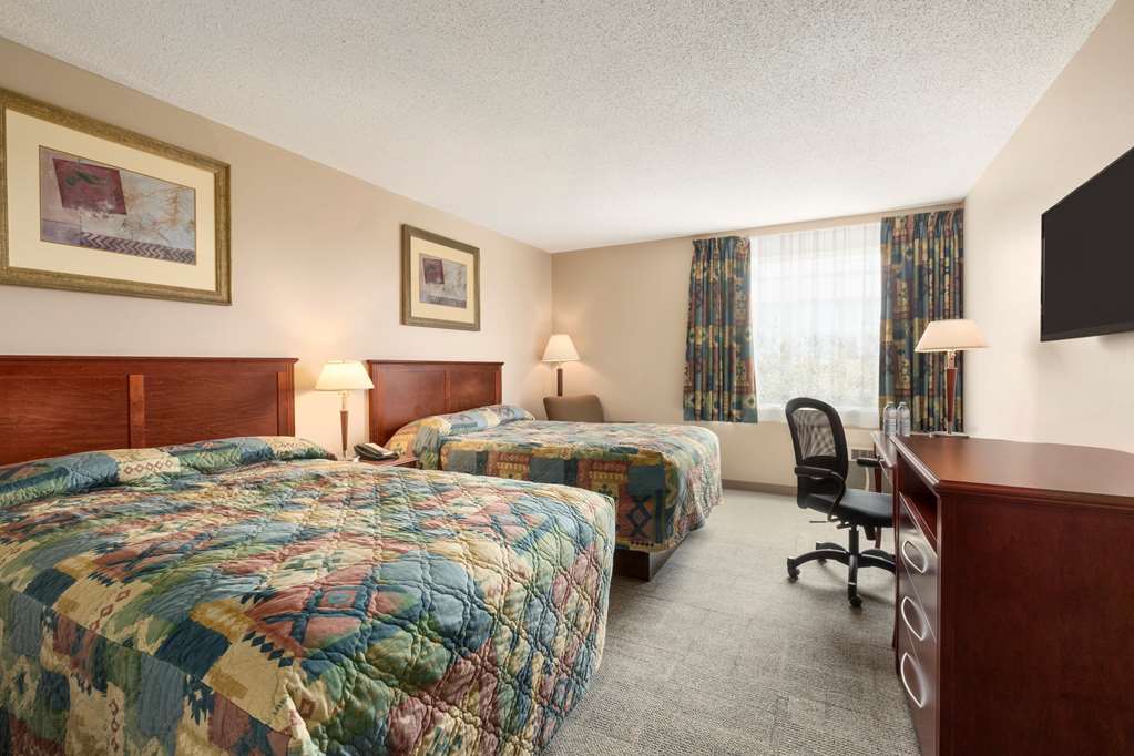 Travelodge Hanna Canada Grey Room photo