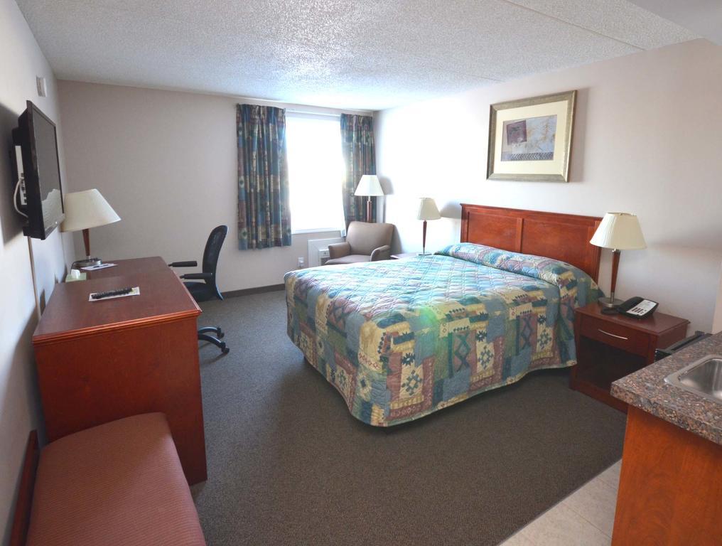 Travelodge Hanna Canada Grey Room photo